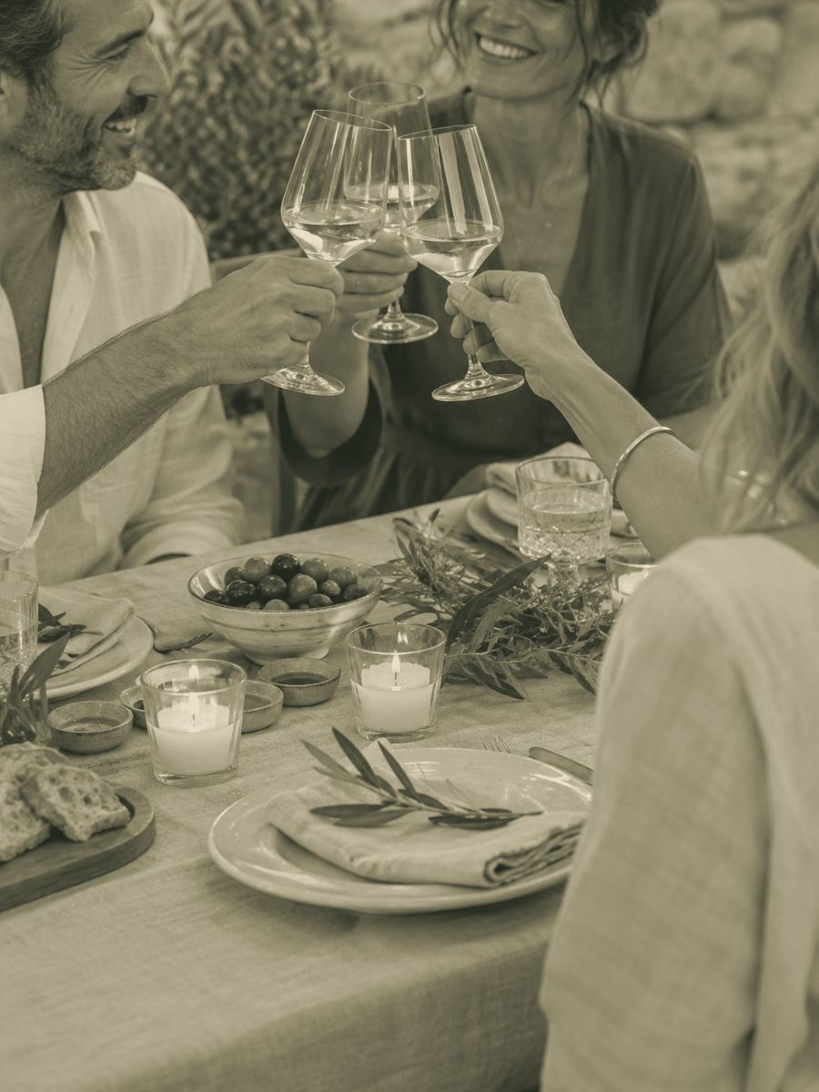 Brindis con vino blanco en una mesa de celebración privada