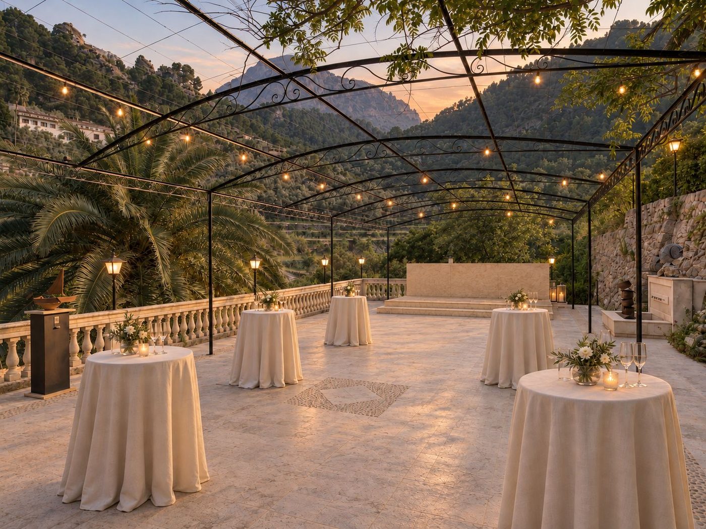 La Pérgola al atardecer, con guirnaldas de luz y mesas altas de cóctel frente a la Sierra de Tramuntana