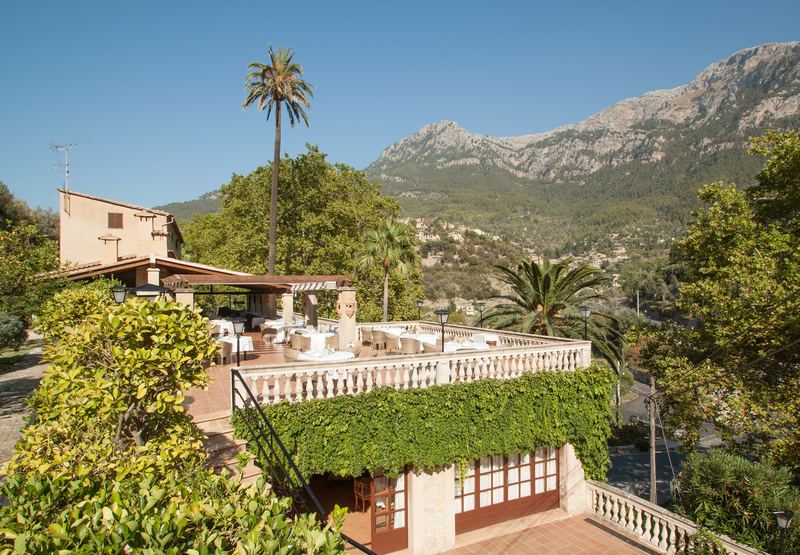 Terraza de Can Quet Deià con vistas a la Sierra